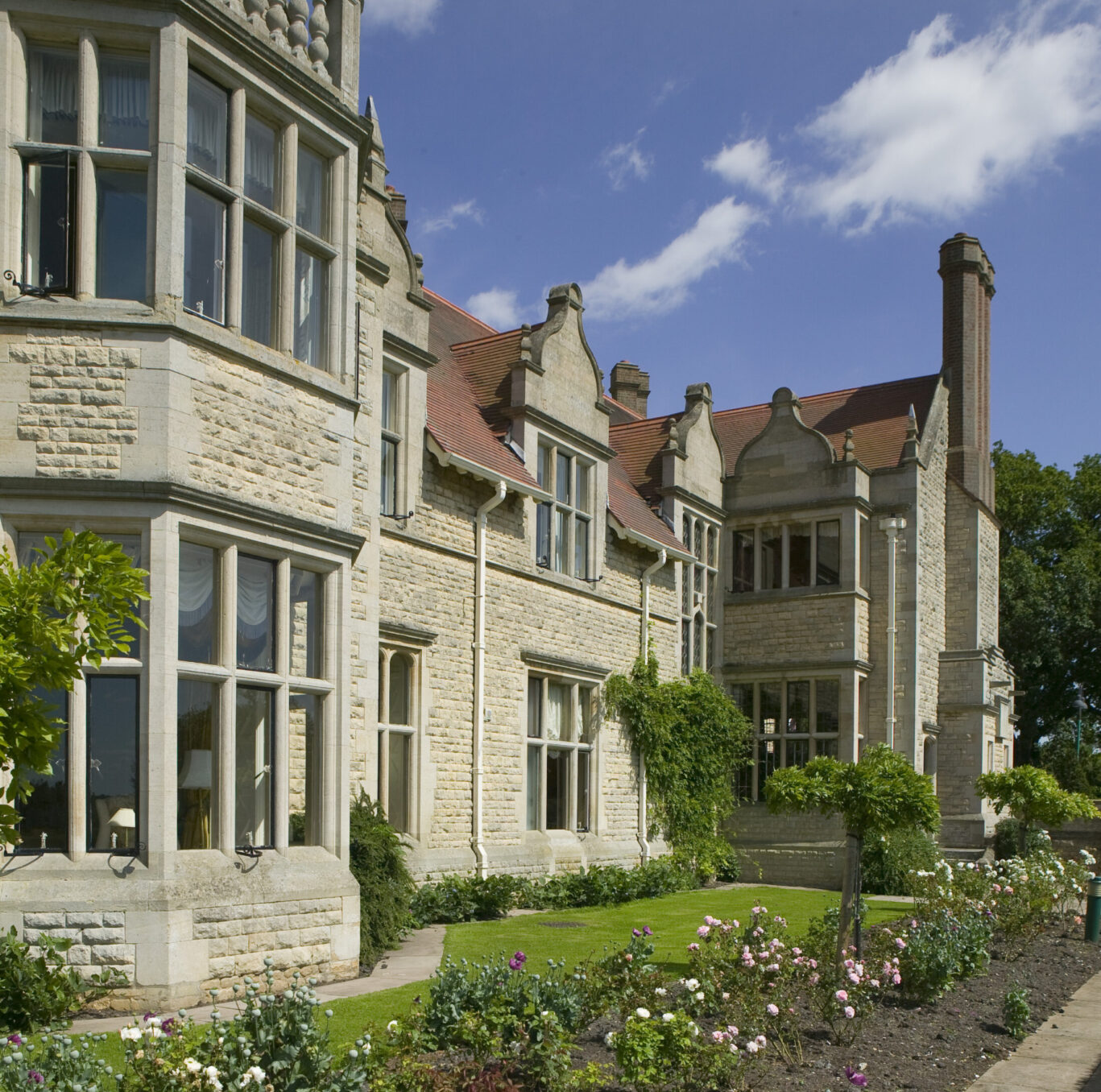 Side elevation of lakeside hotel - Rutland Hall